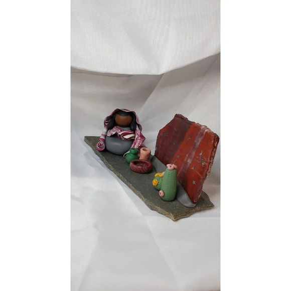 Southwestern Native Clay Figurine On Slate And Jasper Signed By J.K. SEVERSON - Picture 14 of 15